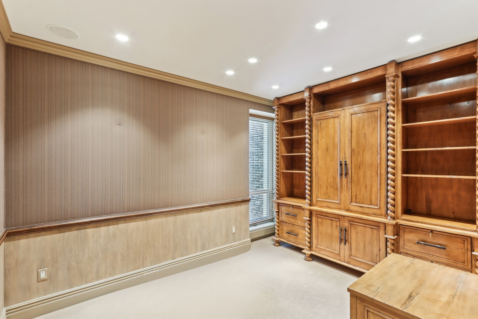 840 N LAKE SHORE Drive Unit: 2001
