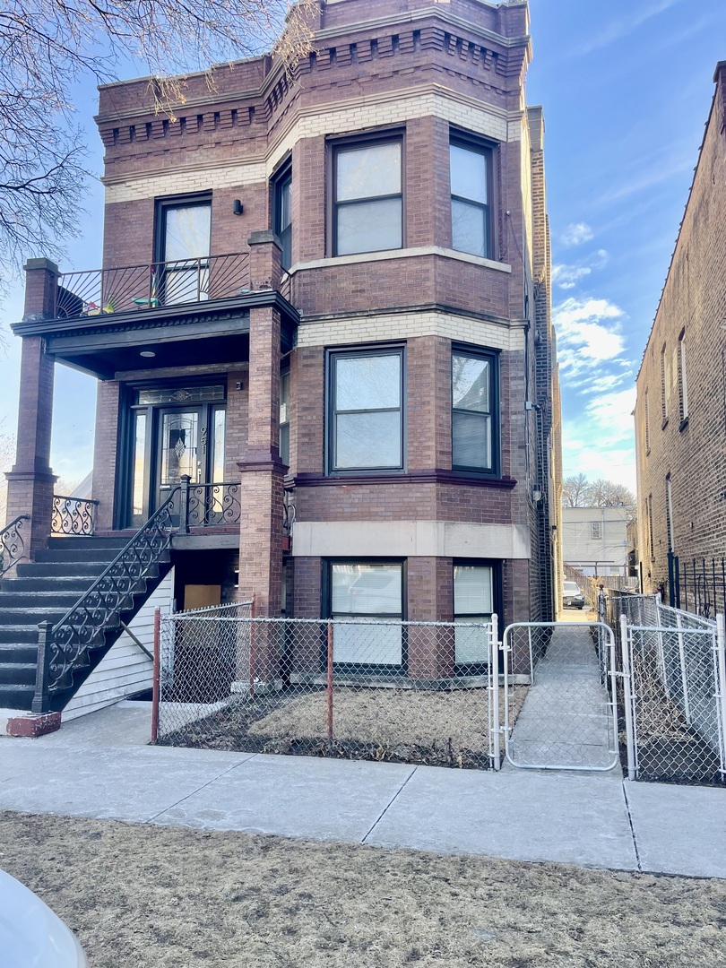 951 N Lawndale Avenue Unit: 2R
