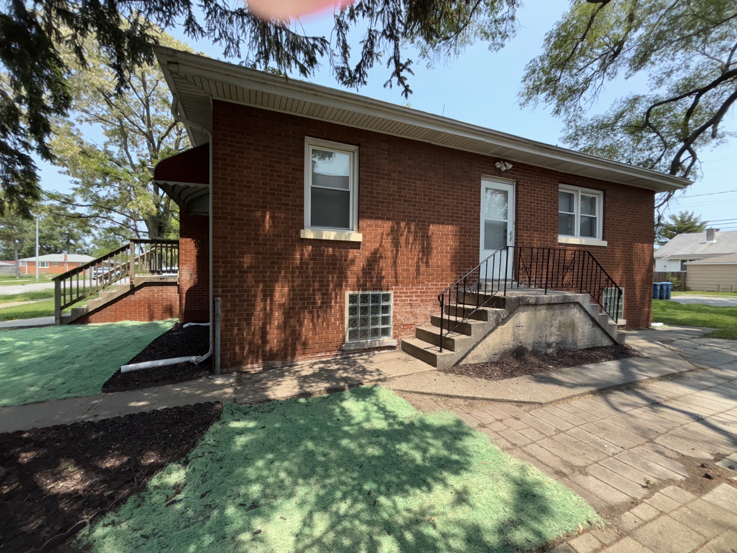 655 HIRSCH Avenue