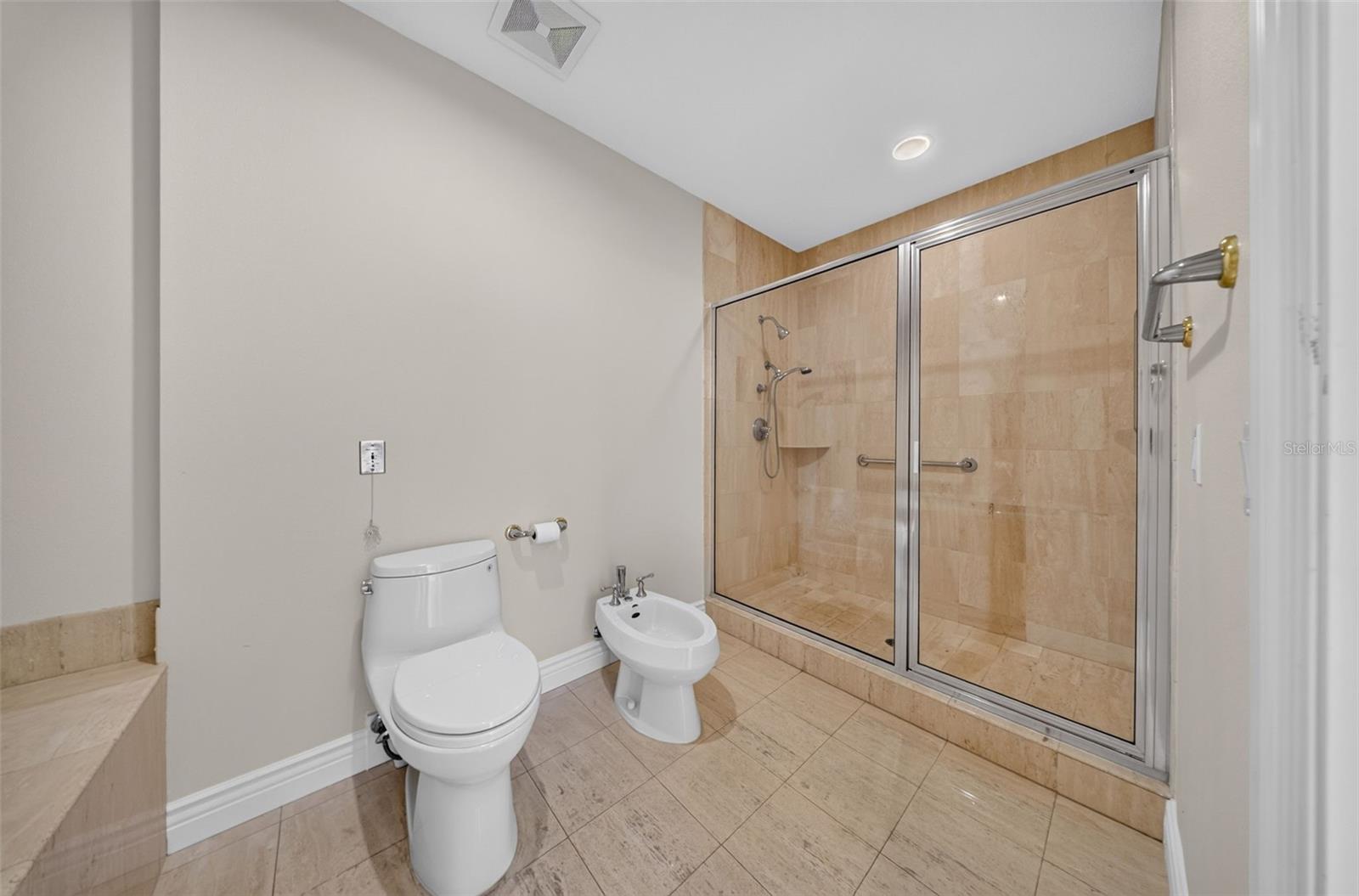 1233 N GULFSTREAM AVE #401