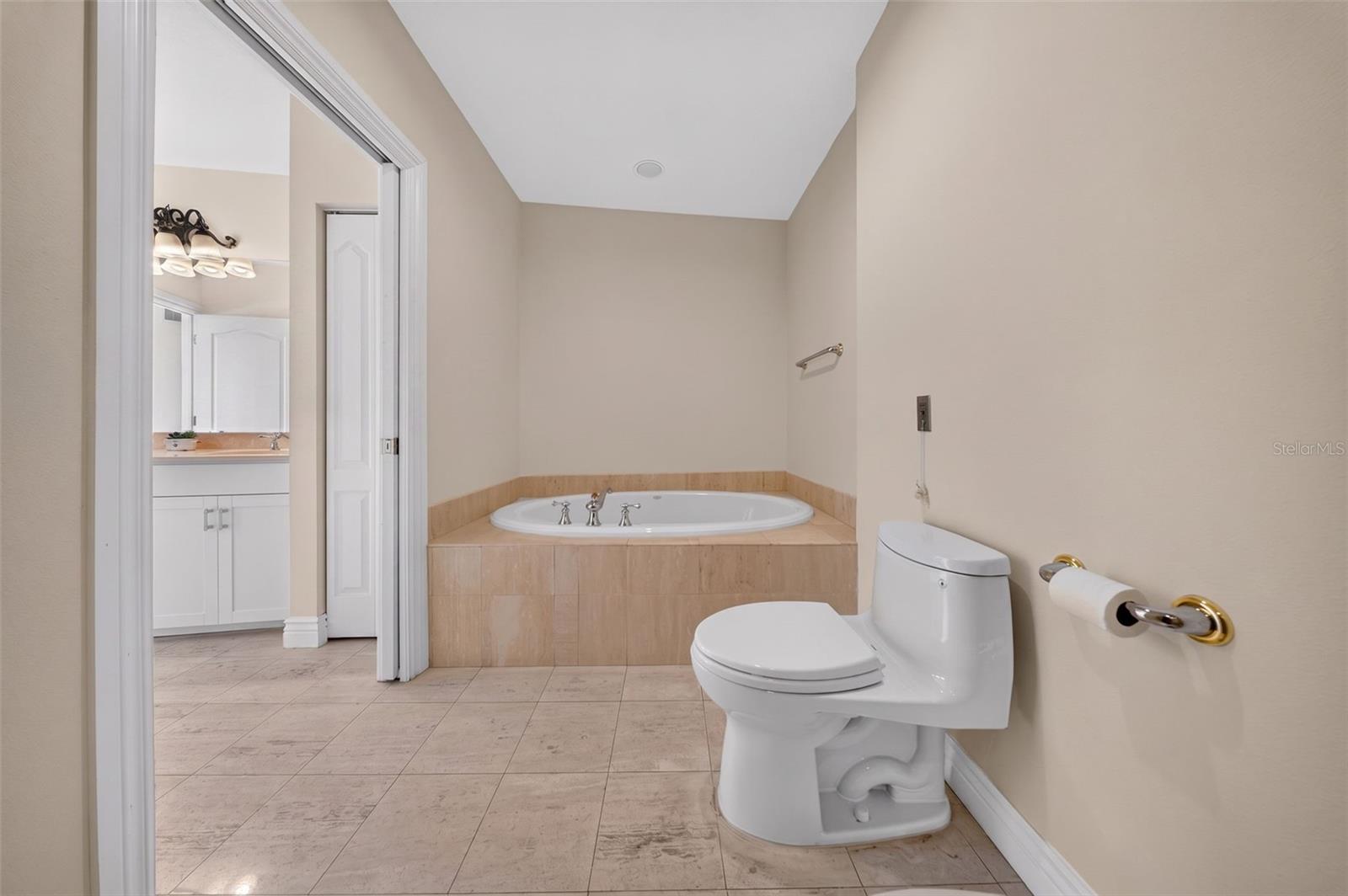 1233 N GULFSTREAM AVE #401