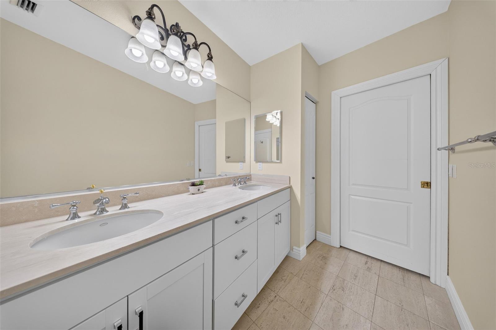 1233 N GULFSTREAM AVE #401