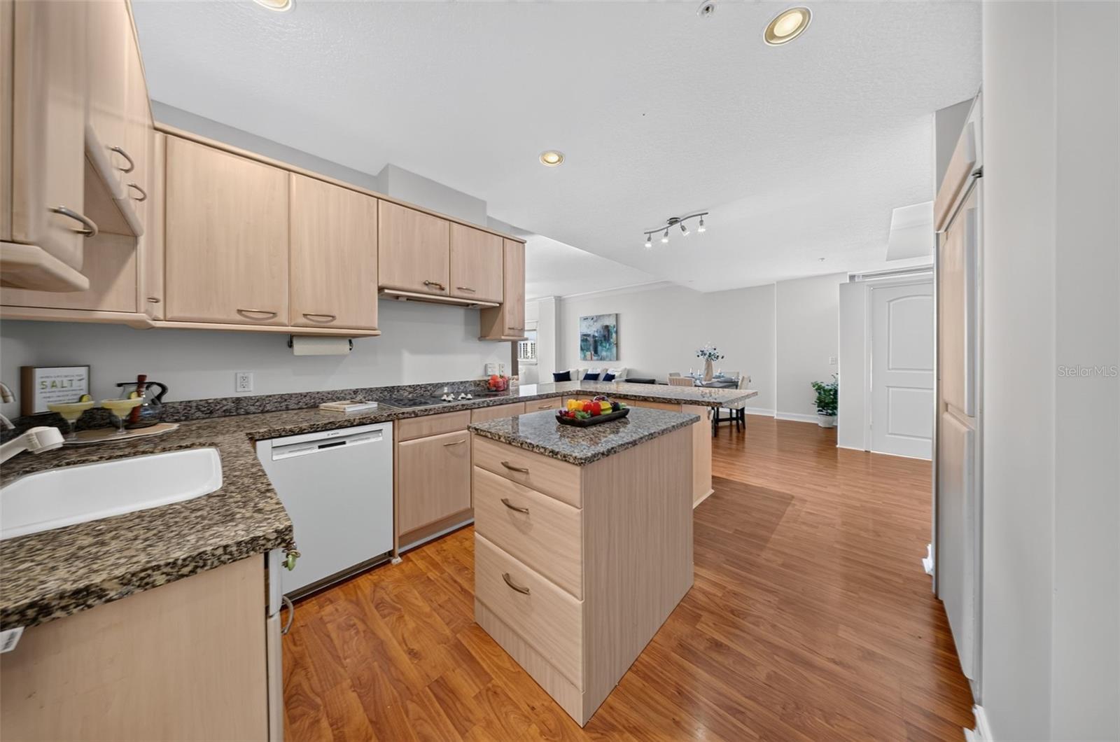 1233 N GULFSTREAM AVE #401