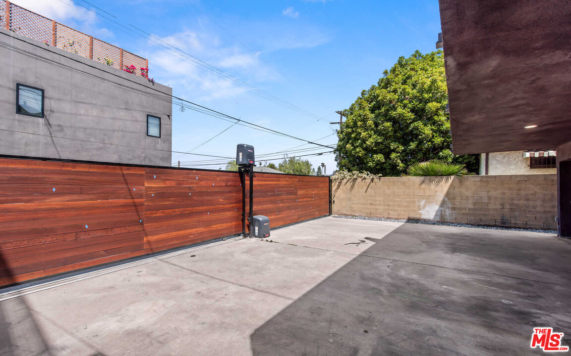 667 Brooks Ave Unit: 3