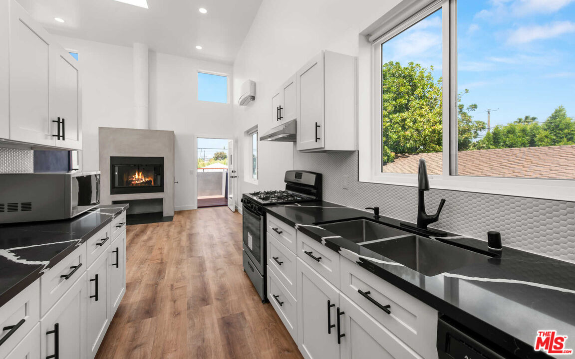 667 Brooks Ave Unit: 3