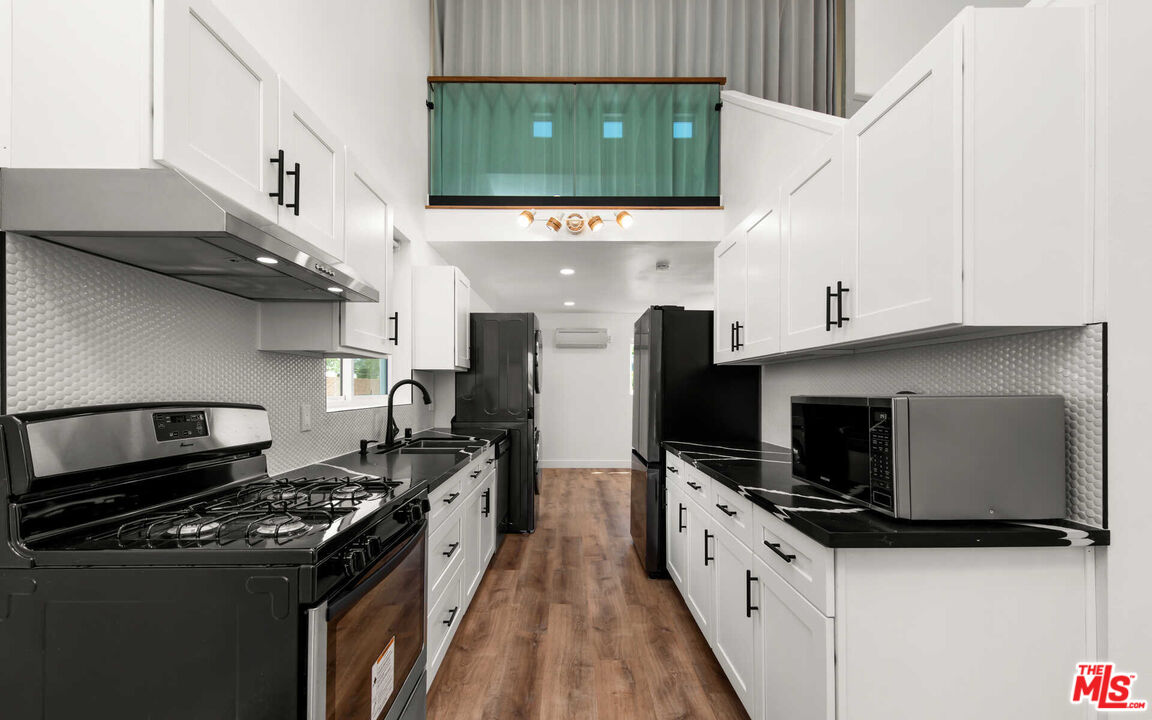667 Brooks Ave Unit: 3