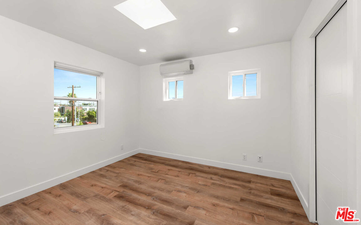 667 Brooks Ave Unit: 3