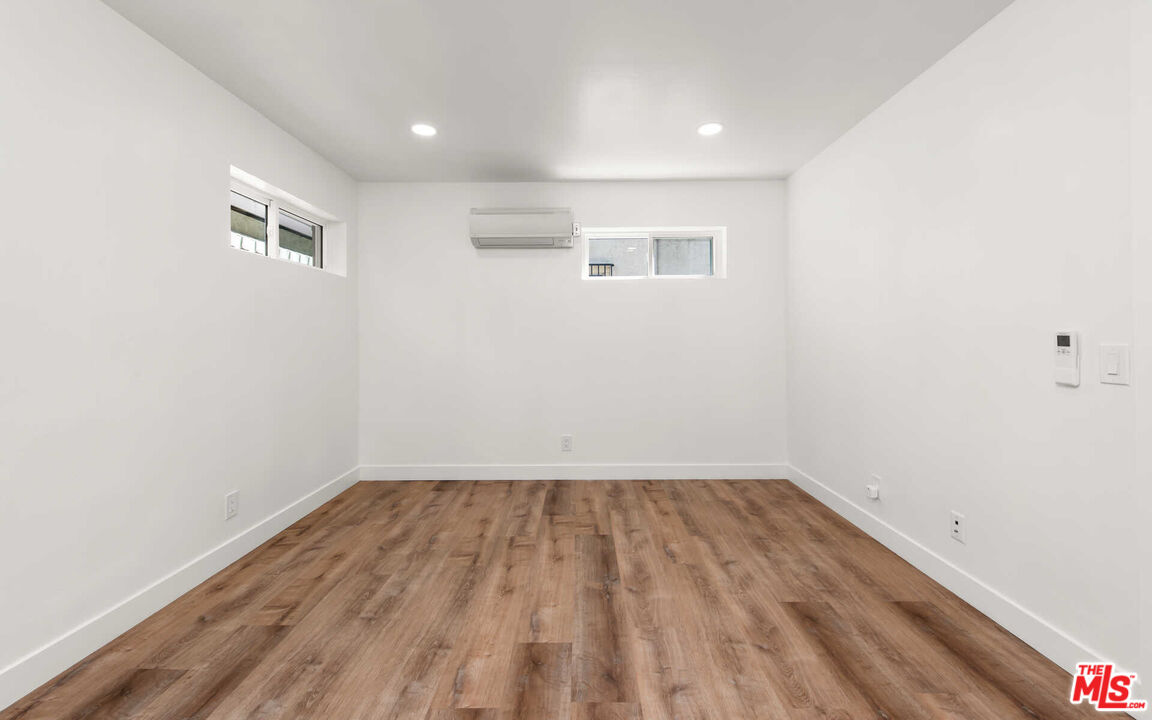 667 Brooks Ave Unit: 3