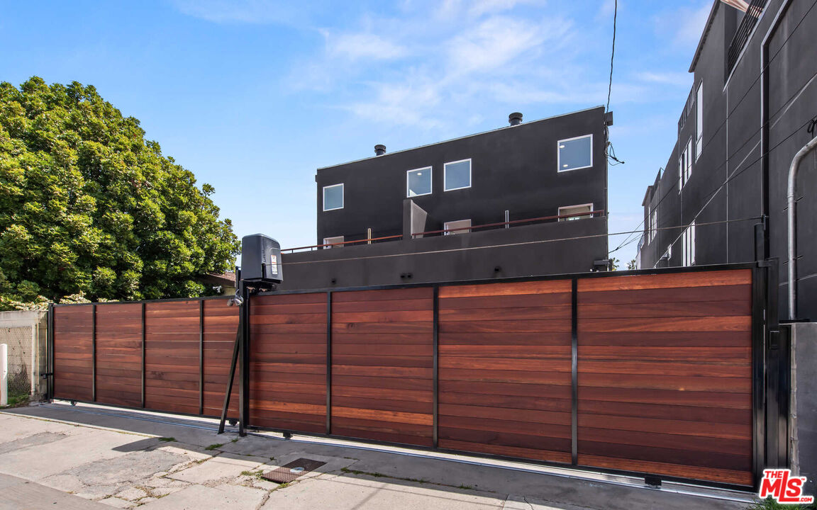 667 Brooks Ave Unit: 3