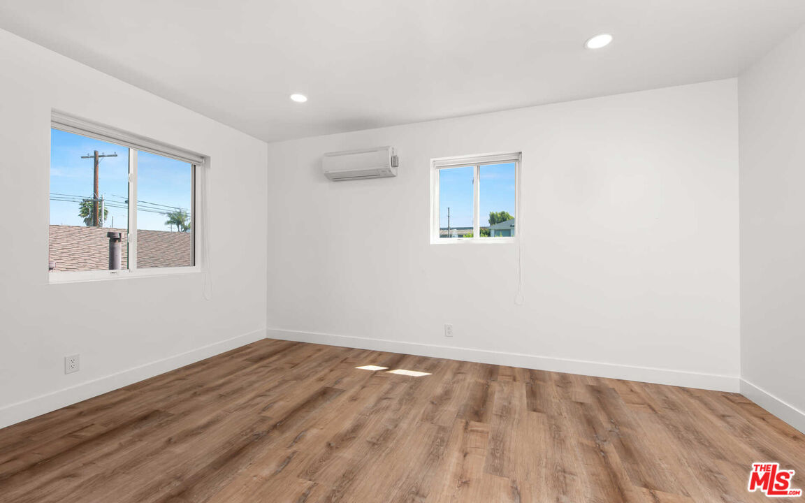 667 Brooks Ave Unit: 3