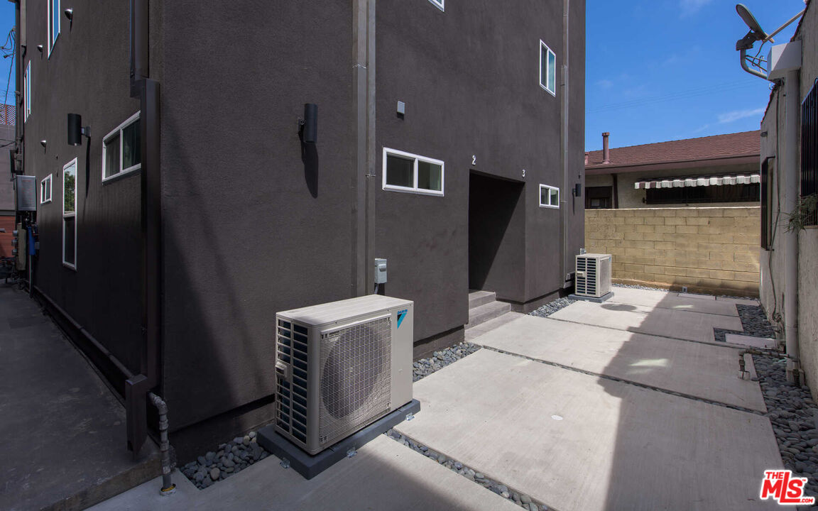 667 Brooks Ave Unit: 3