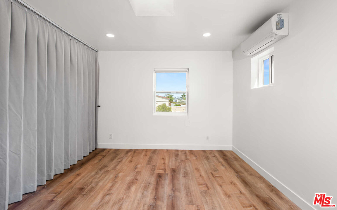 667 Brooks Ave Unit: 3