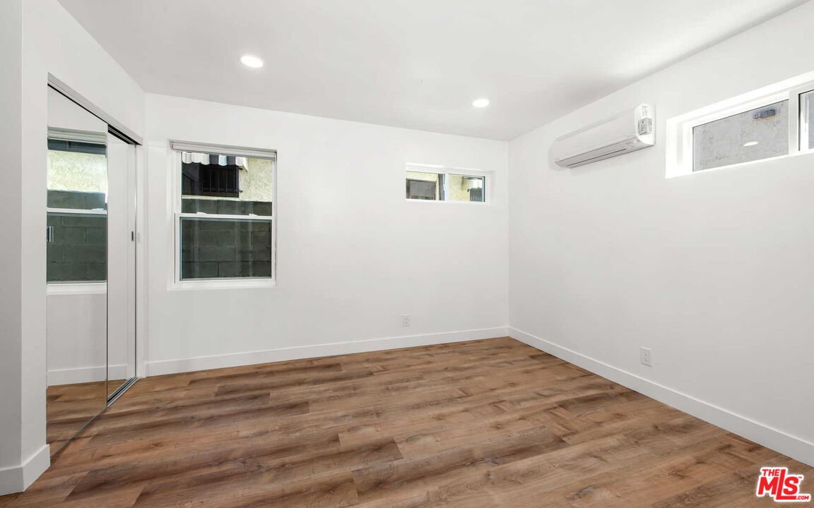 667 Brooks Ave Unit: 3