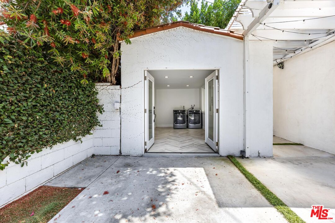 7614 Willoughby Ave
