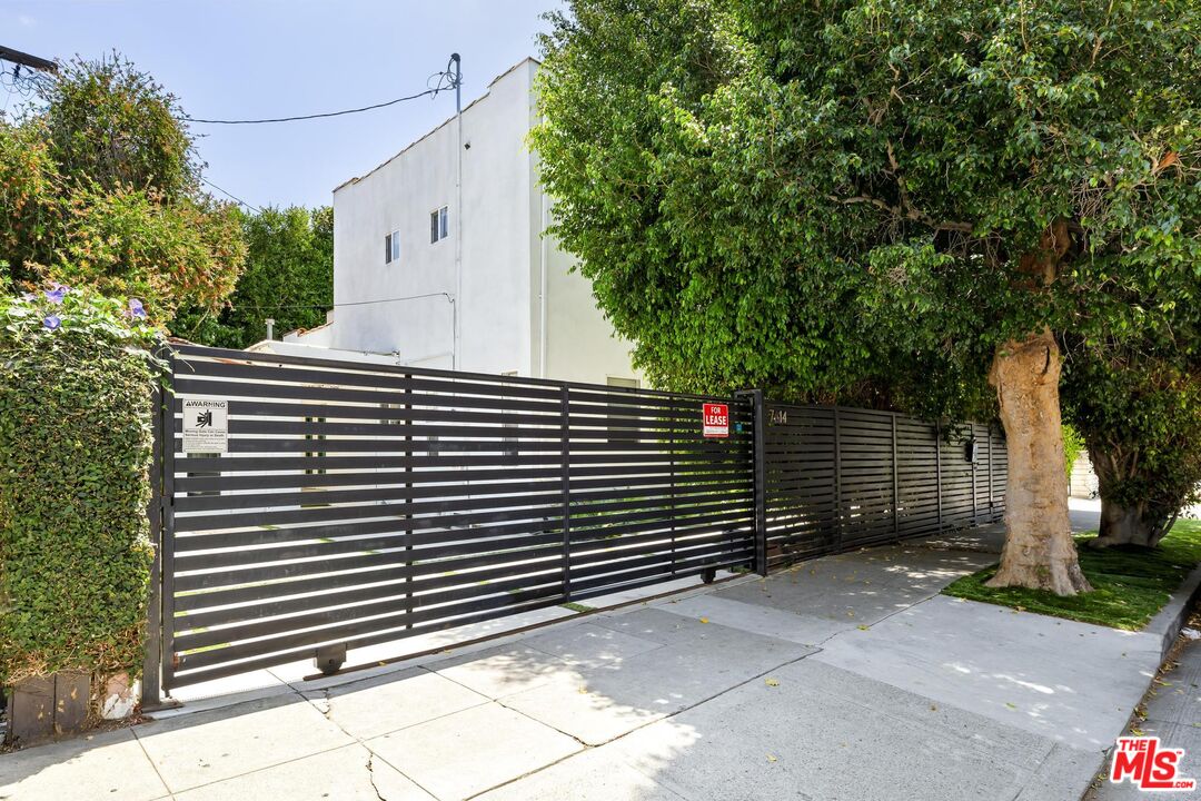 7614 Willoughby Ave