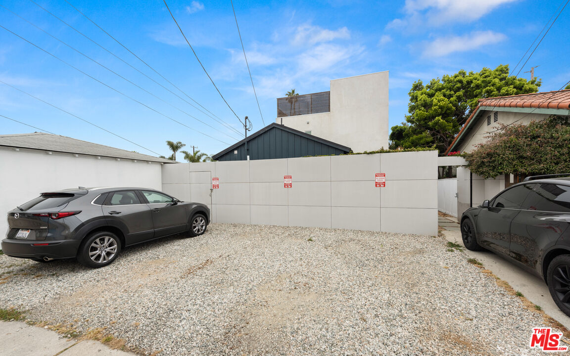 705 Sunset Ave Unit: 1/4