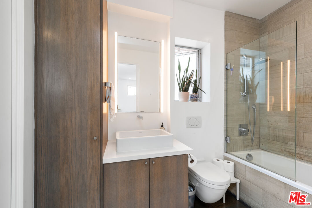 705 Sunset Ave Unit: 1/4