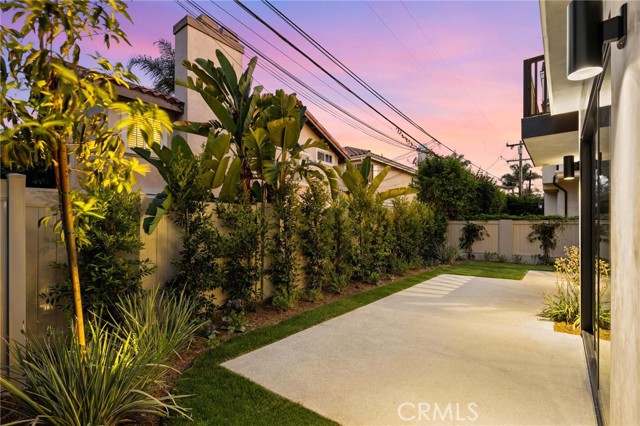 2206 Gates AVE Unit: B