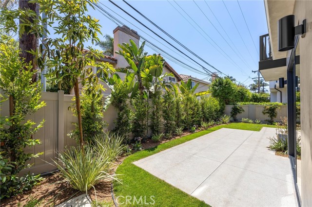 2206 Gates AVE Unit: B