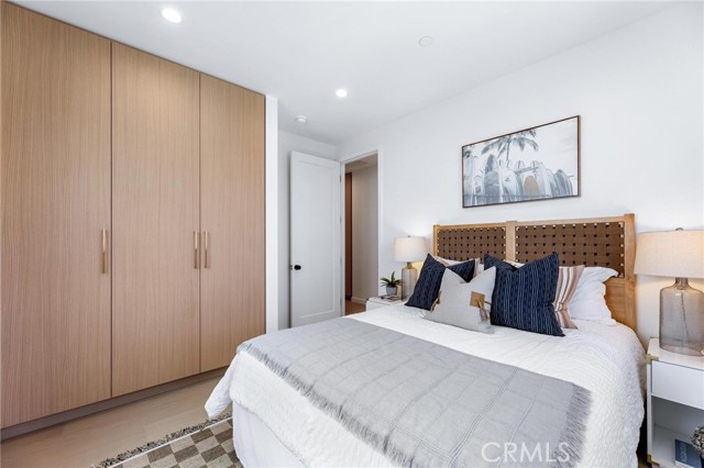 2206 Gates AVE Unit: B
