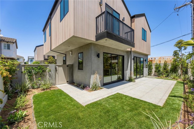 2206 Gates AVE Unit: B