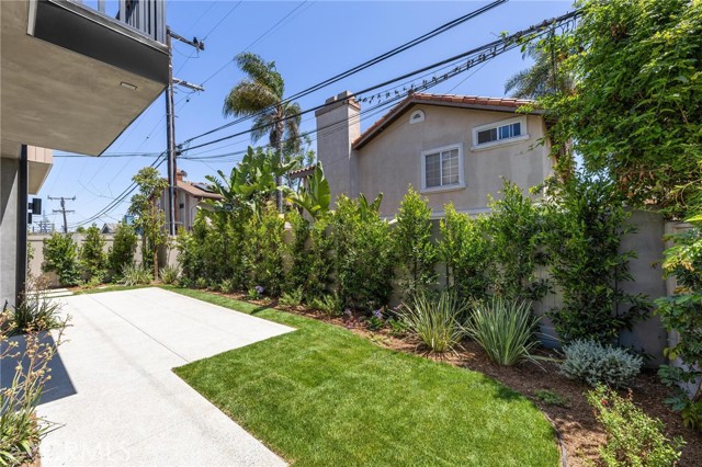 2206 Gates AVE Unit: B