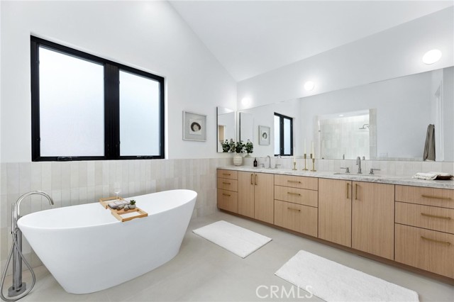 2206 Gates AVE Unit: B