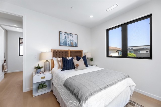 2206 Gates AVE Unit: B