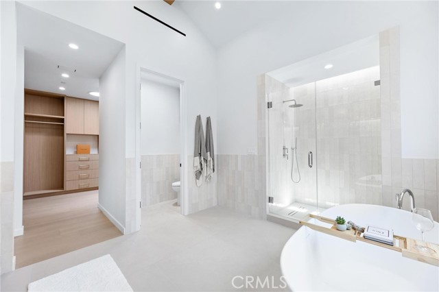 2206 Gates AVE Unit: B