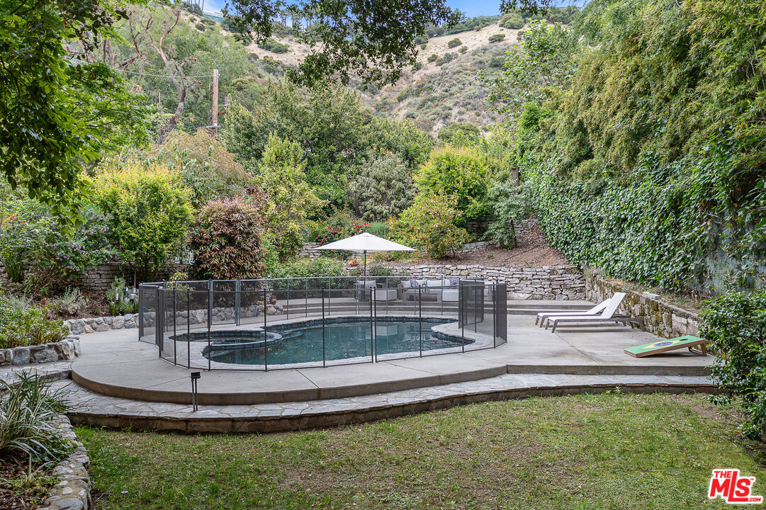 2410 Nichols Canyon Rd