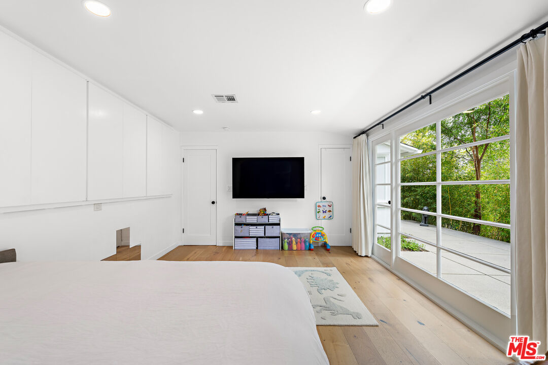 2410 Nichols Canyon Rd