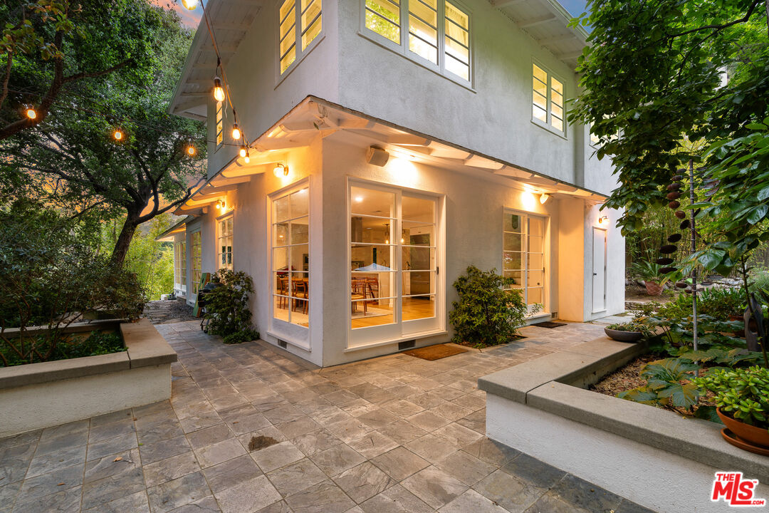 2410 Nichols Canyon Rd