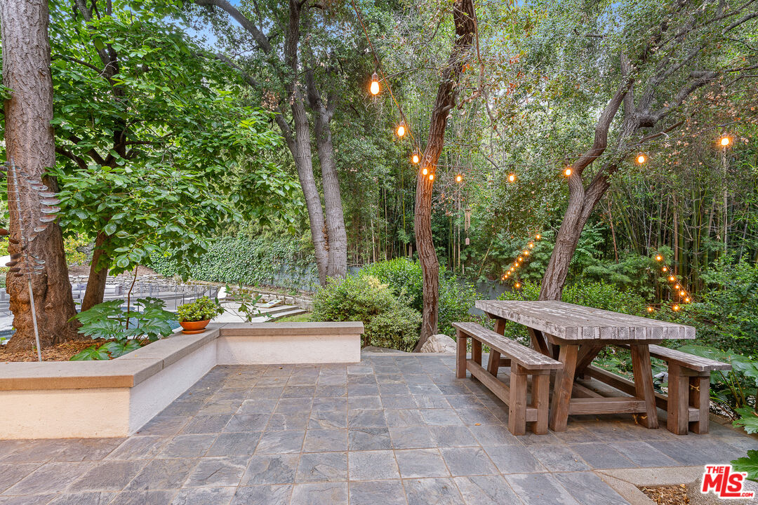 2410 Nichols Canyon Rd