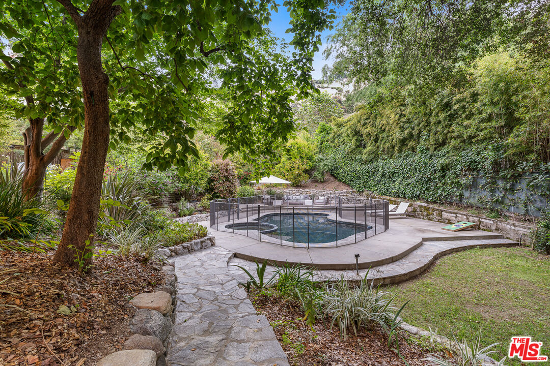 2410 Nichols Canyon Rd