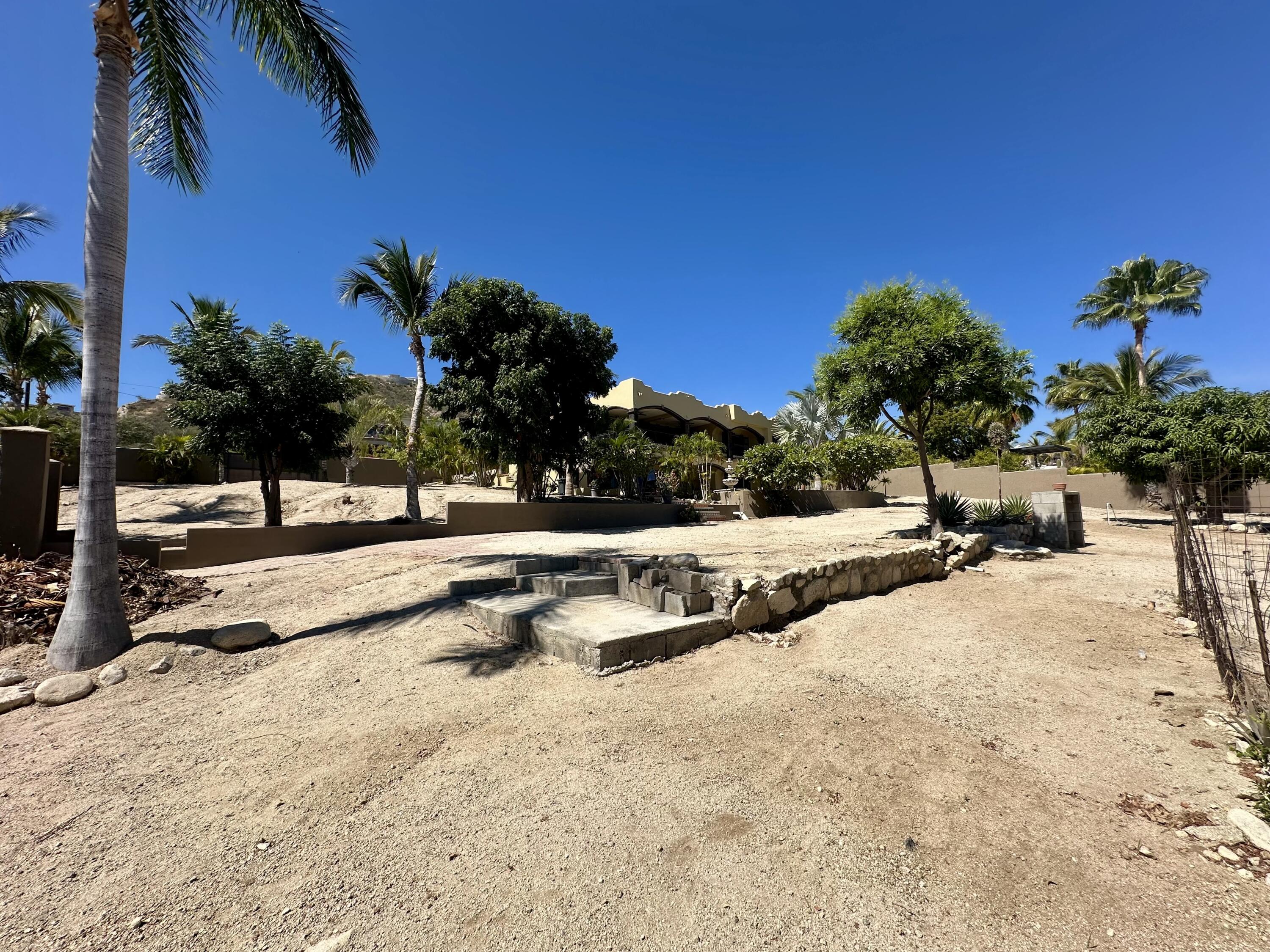 Carretera transpeninsular, Gringo hills compound