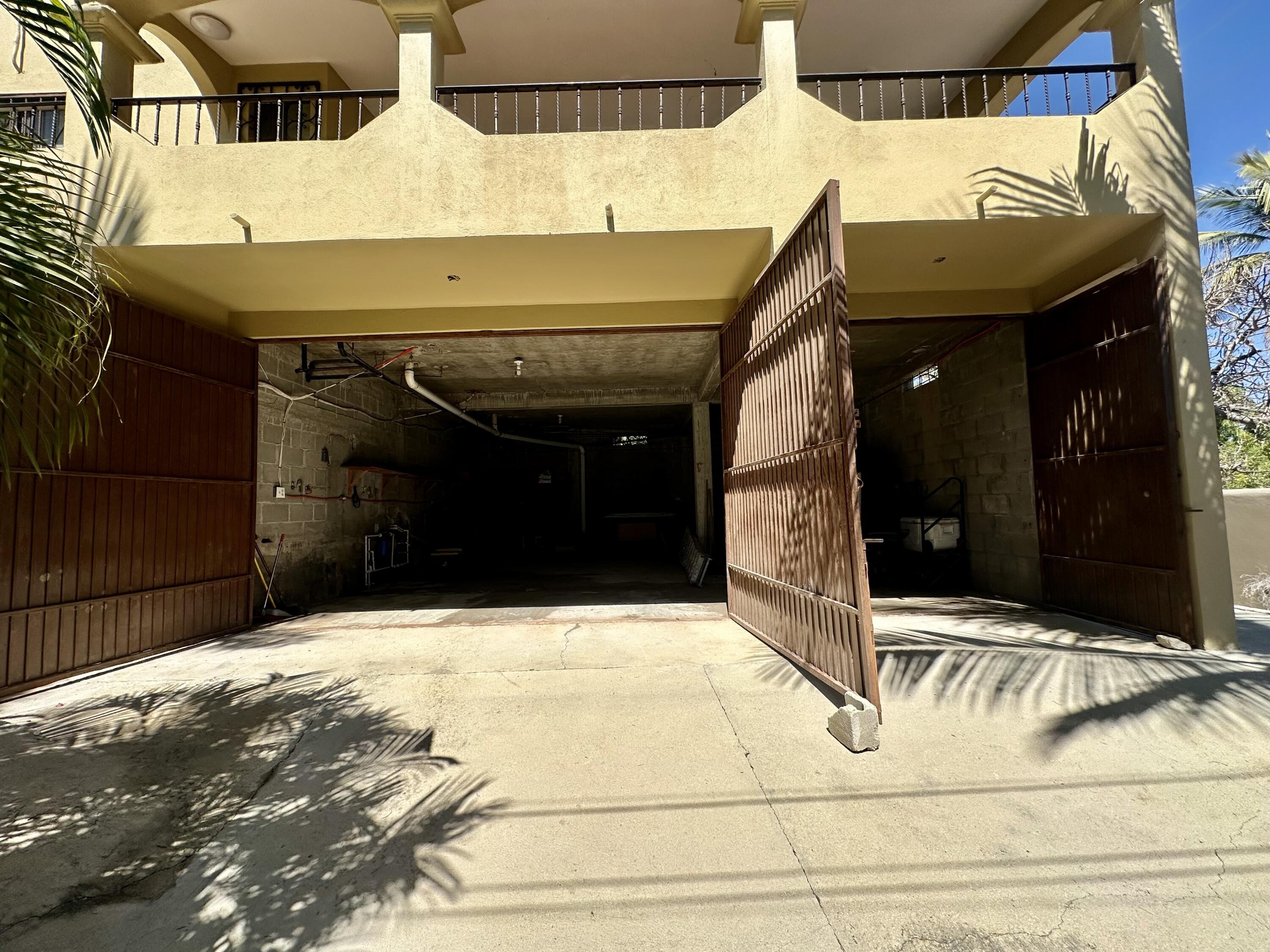 Carretera transpeninsular, Gringo hills compound