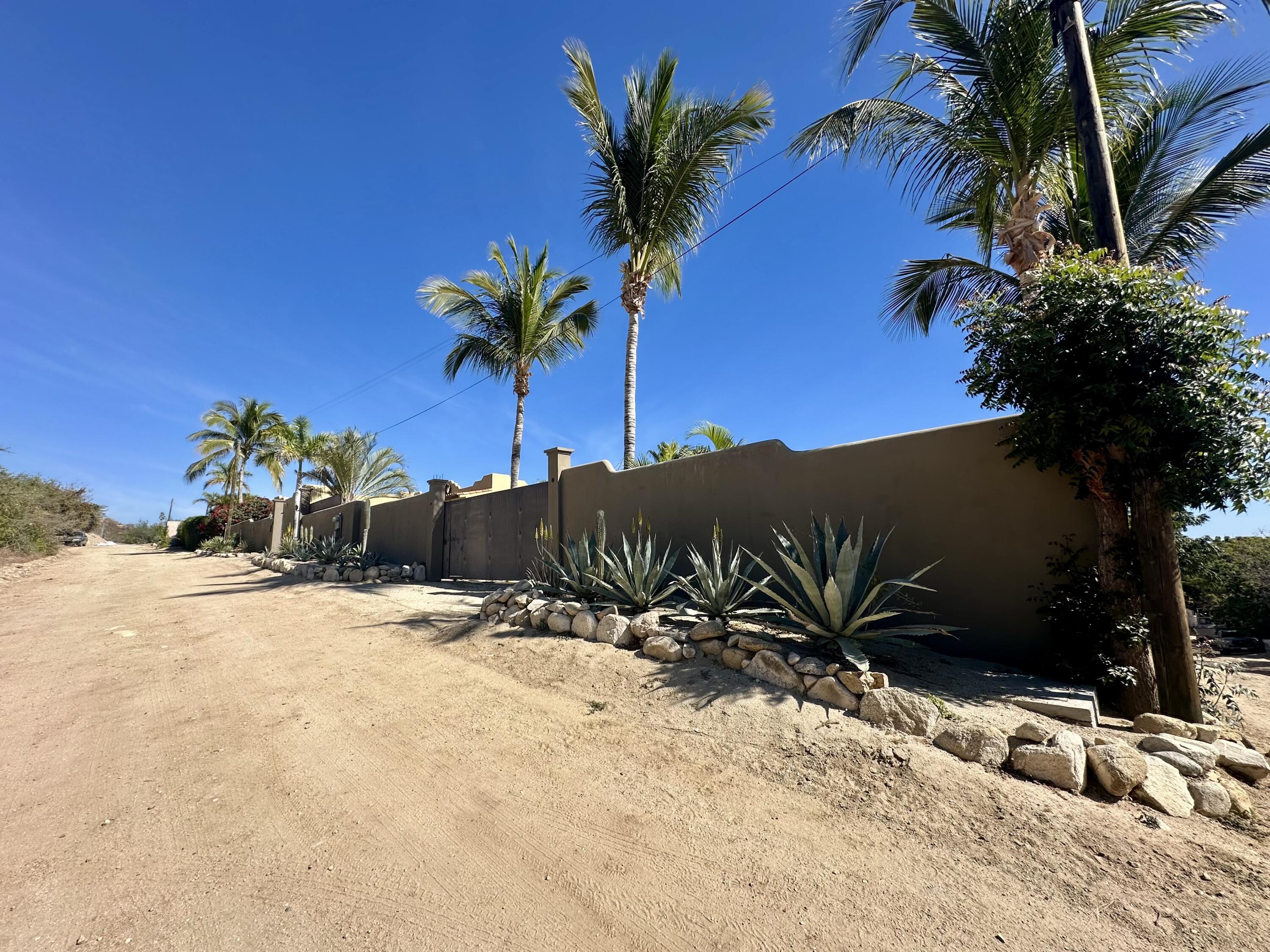 Carretera transpeninsular, Gringo hills compound