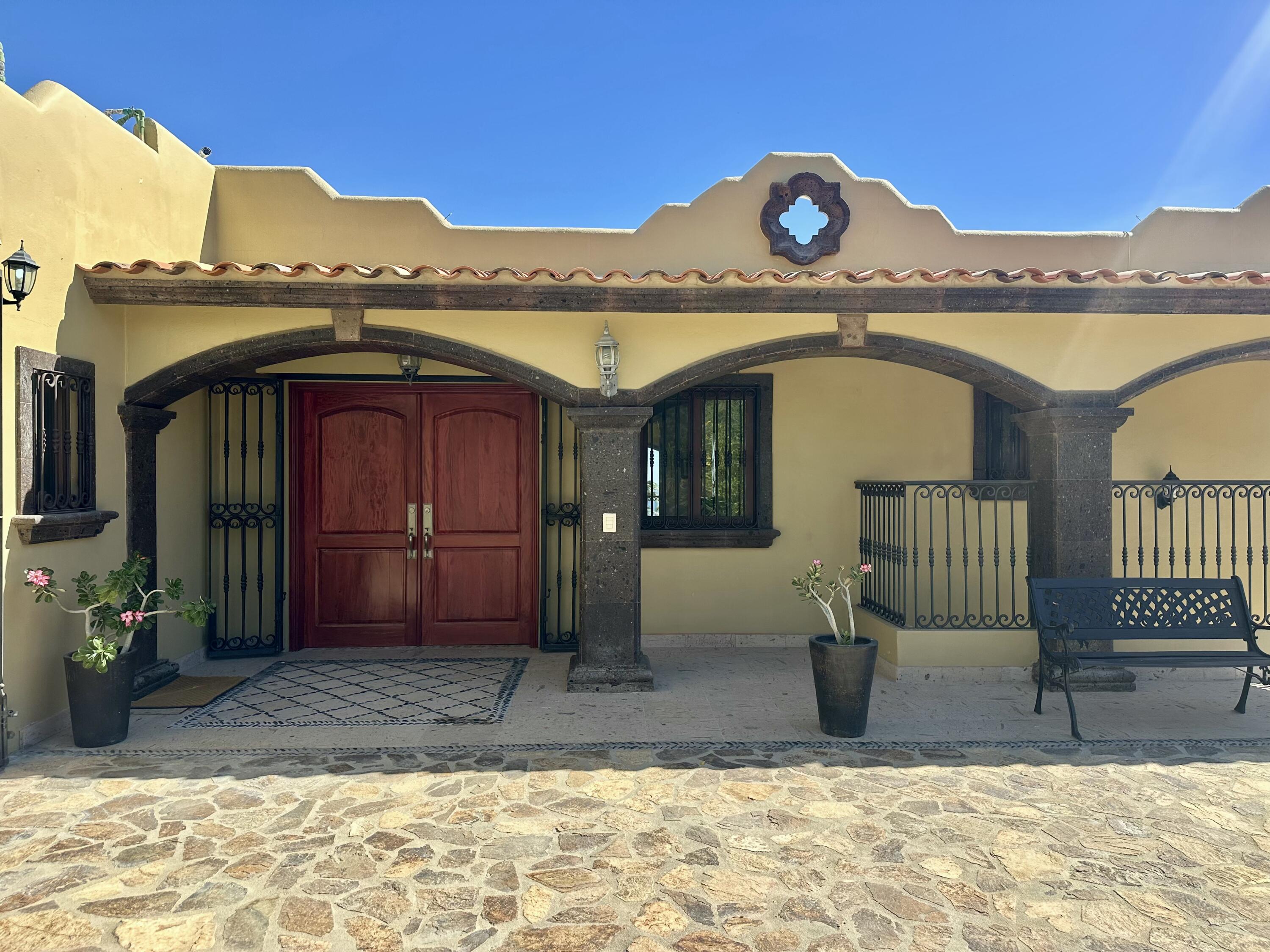 Carretera transpeninsular, Gringo hills compound