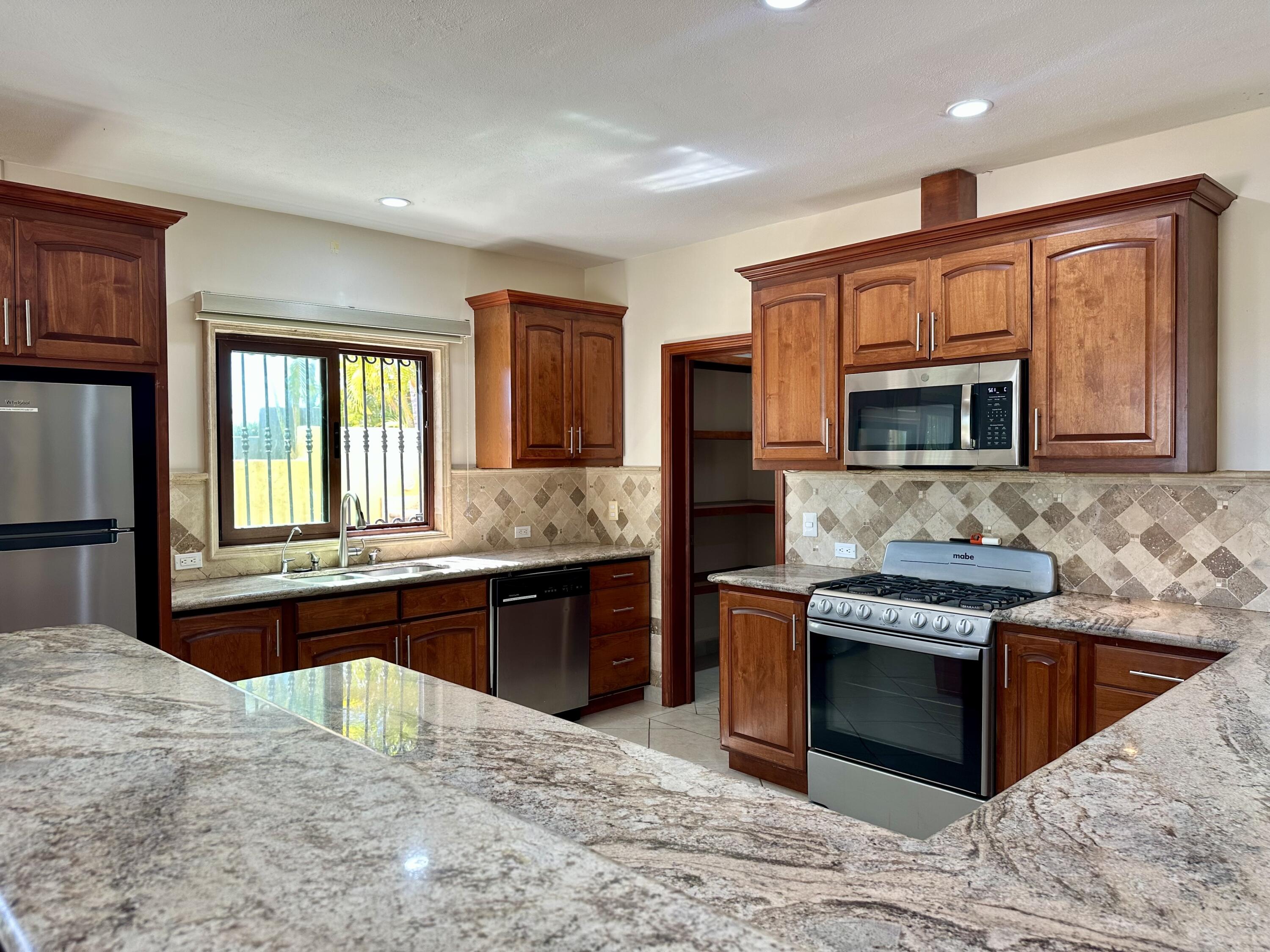 Carretera transpeninsular, Gringo hills compound