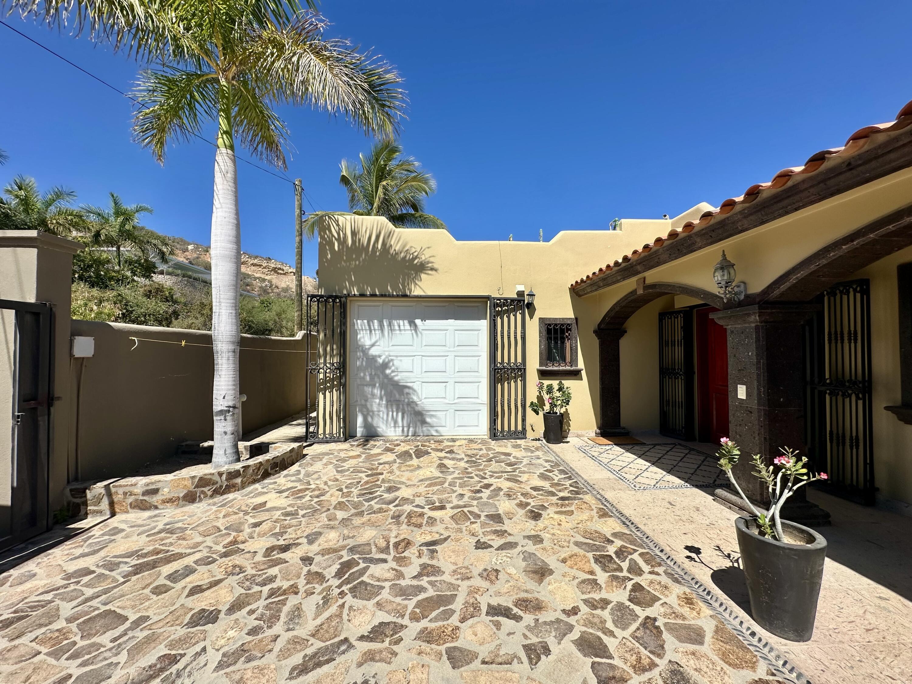 Carretera transpeninsular, Gringo hills compound