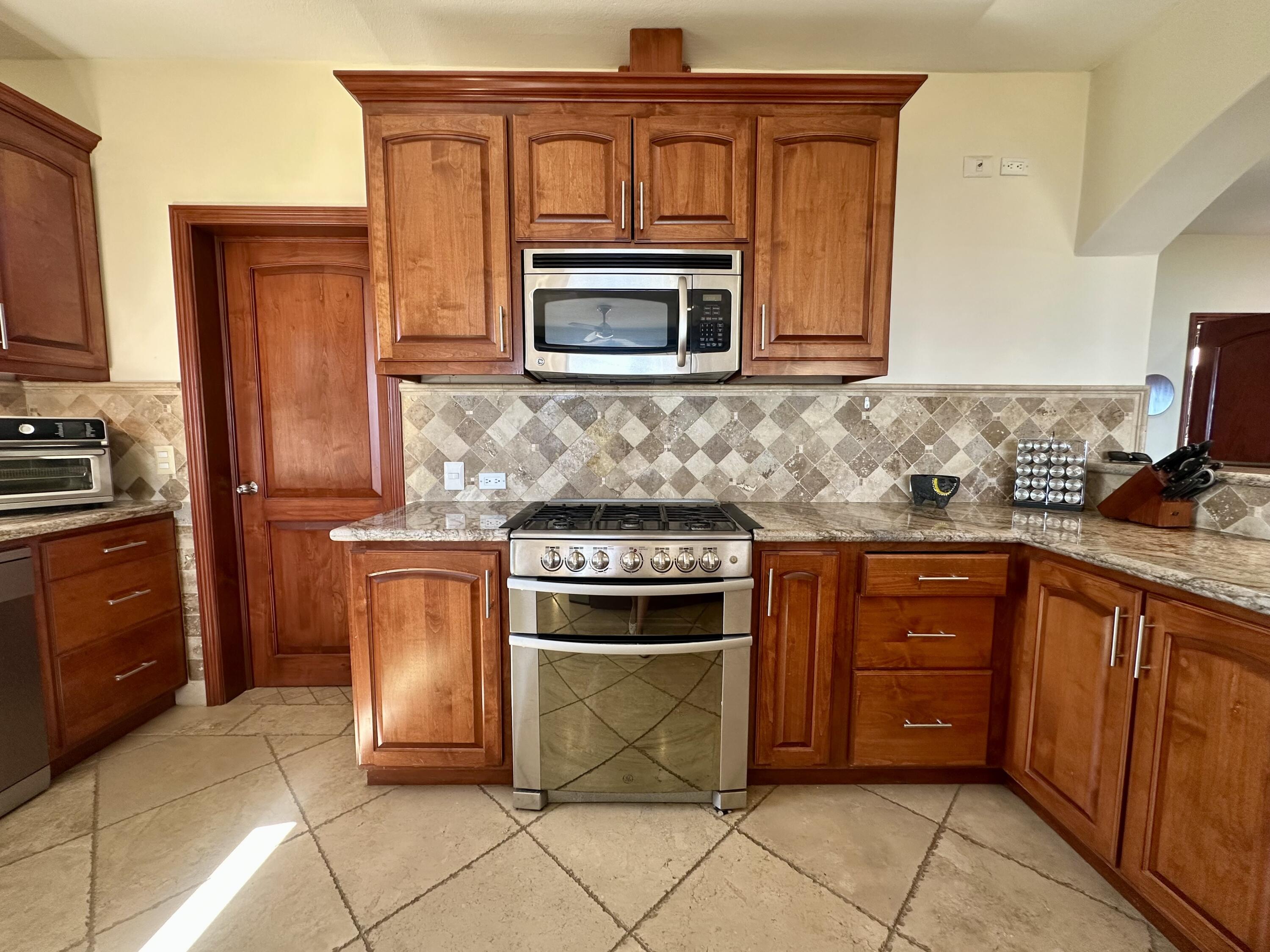 Carretera transpeninsular, Gringo hills compound