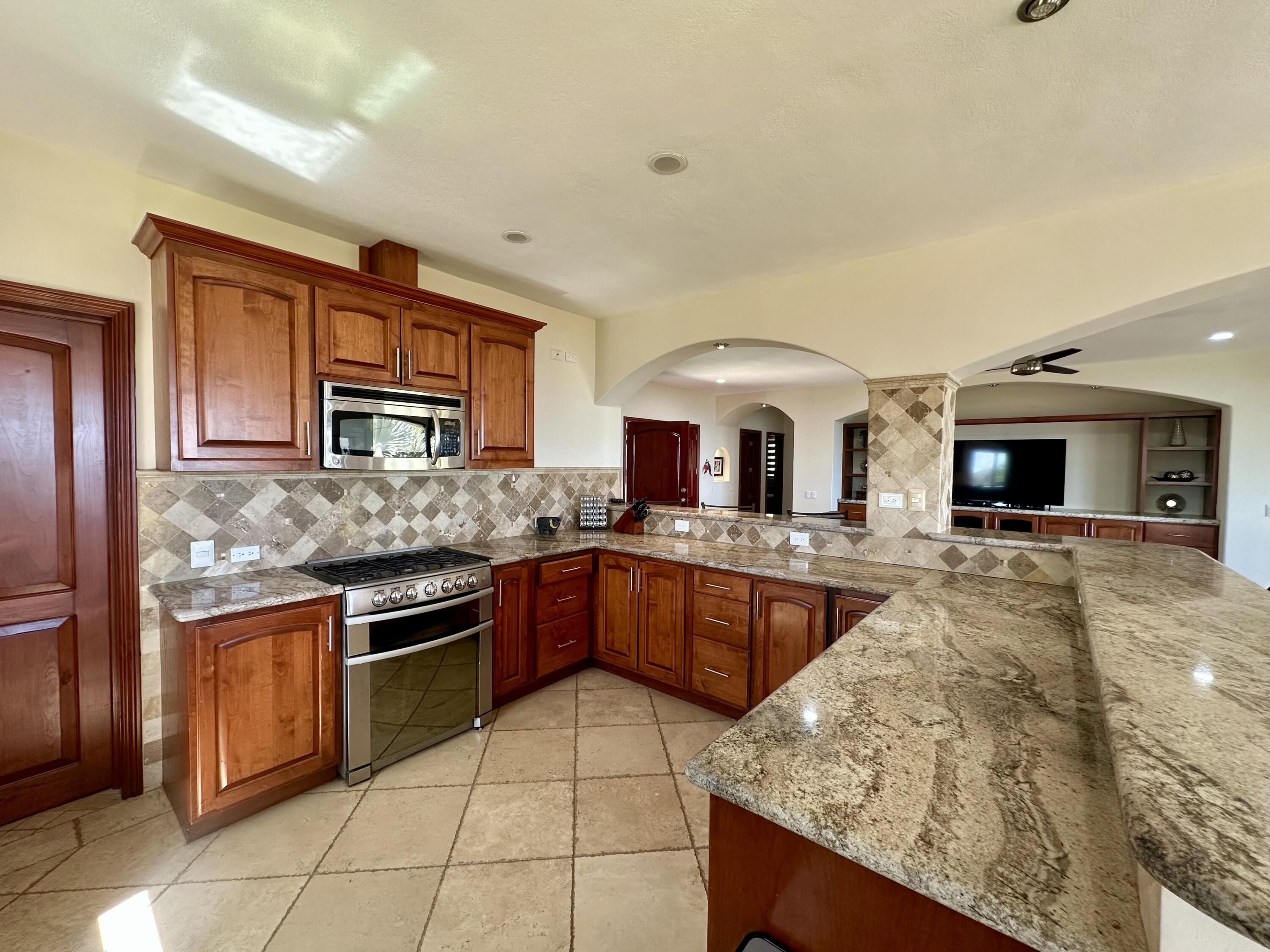 Carretera transpeninsular, Gringo hills compound