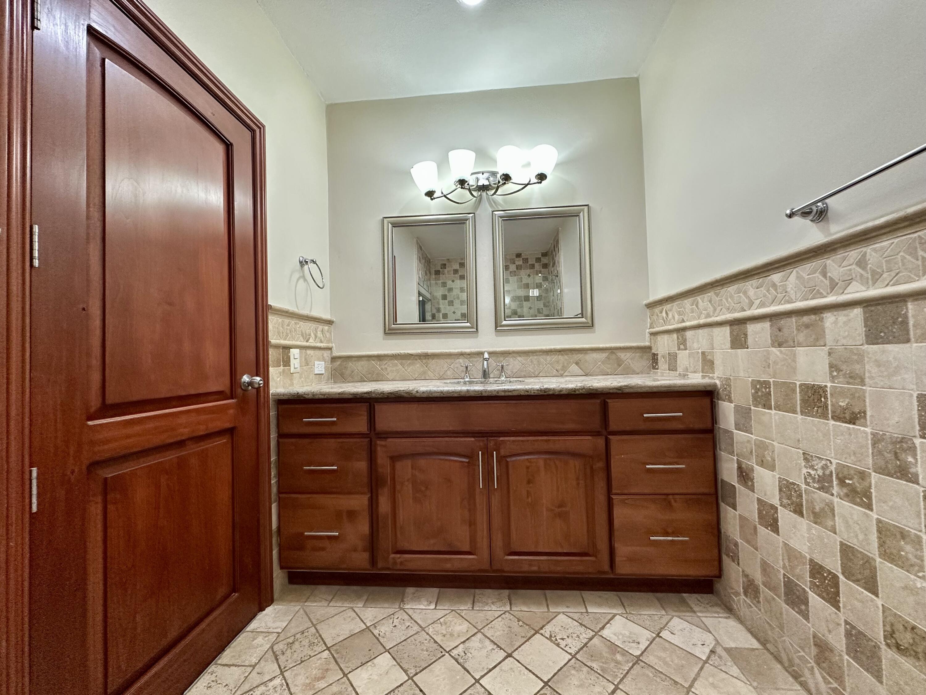 Carretera transpeninsular, Gringo hills compound