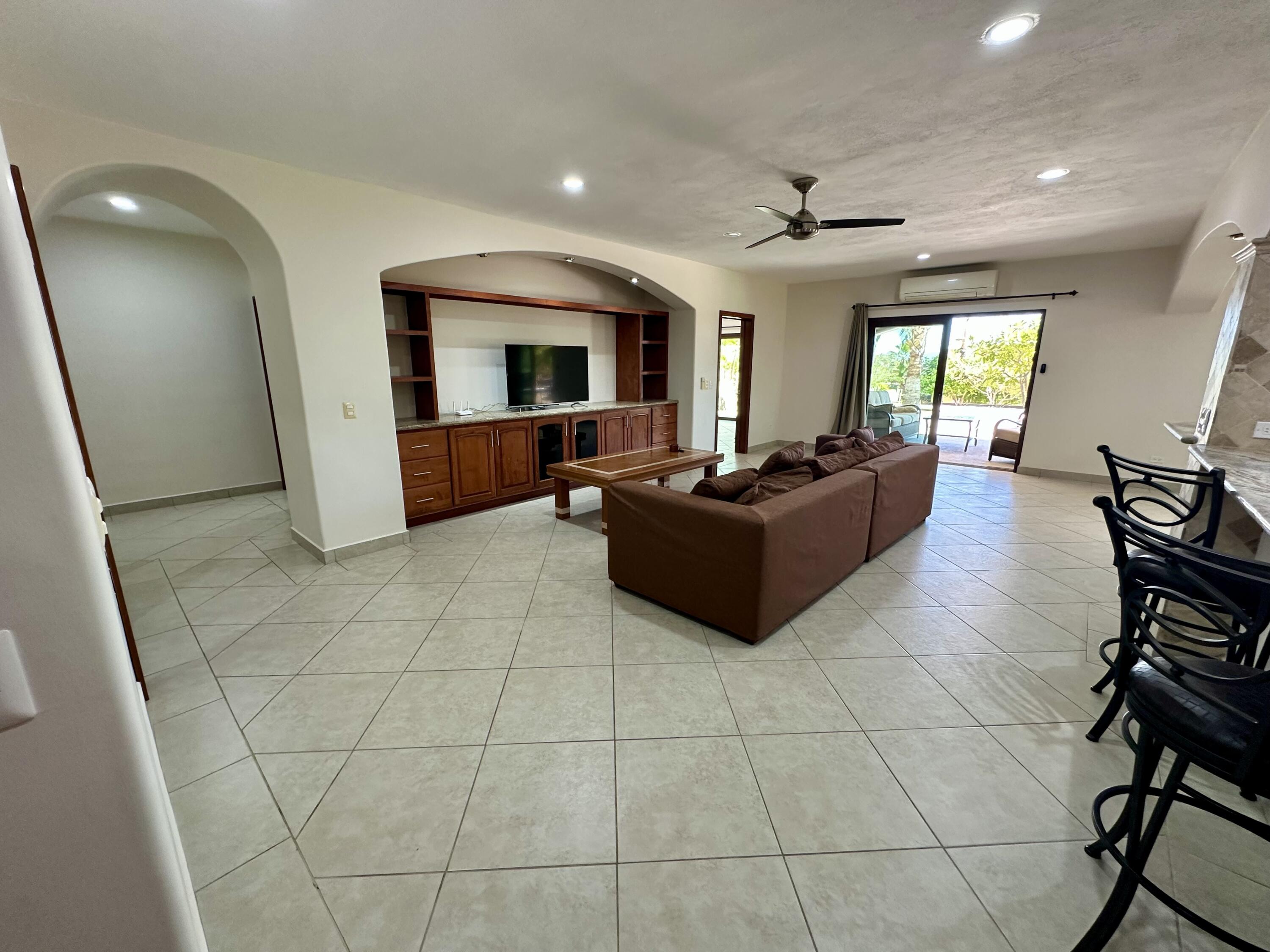 Carretera transpeninsular, Gringo hills compound