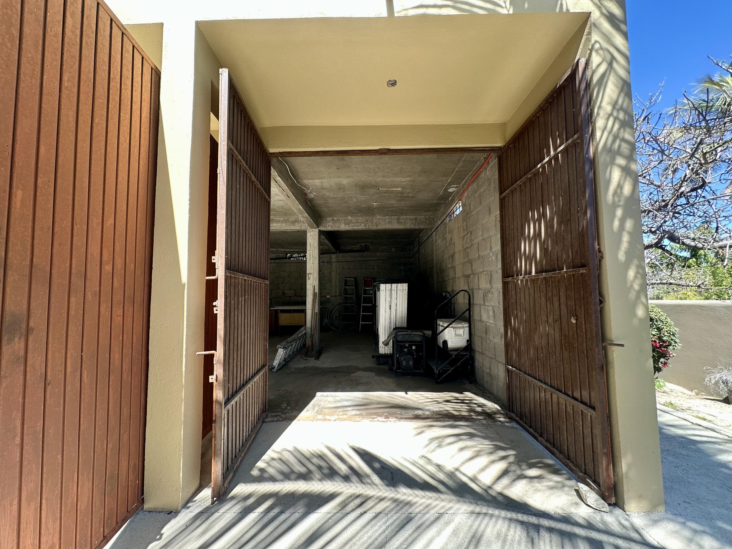 Carretera transpeninsular, Gringo hills compound