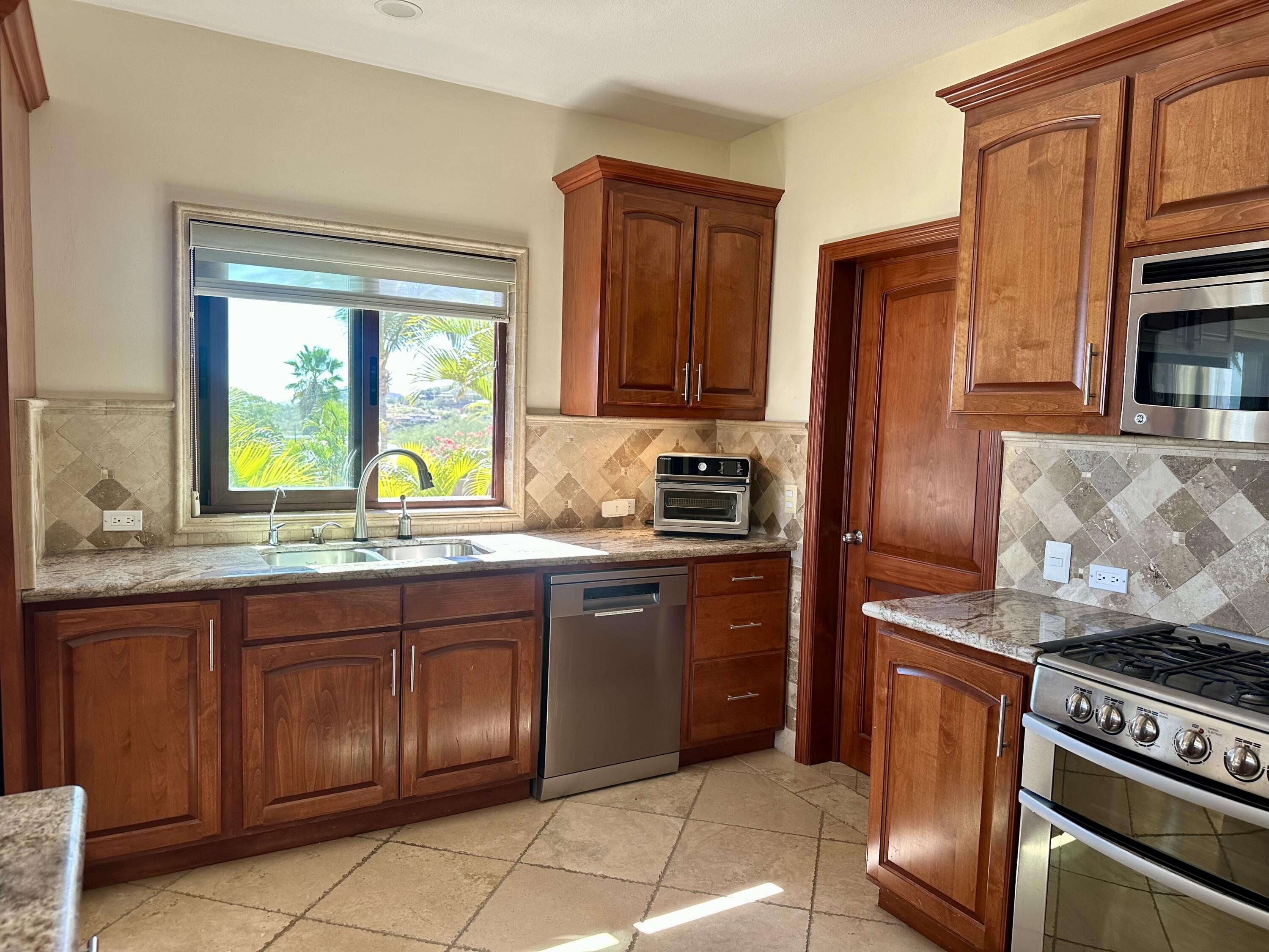 Carretera transpeninsular, Gringo hills compound