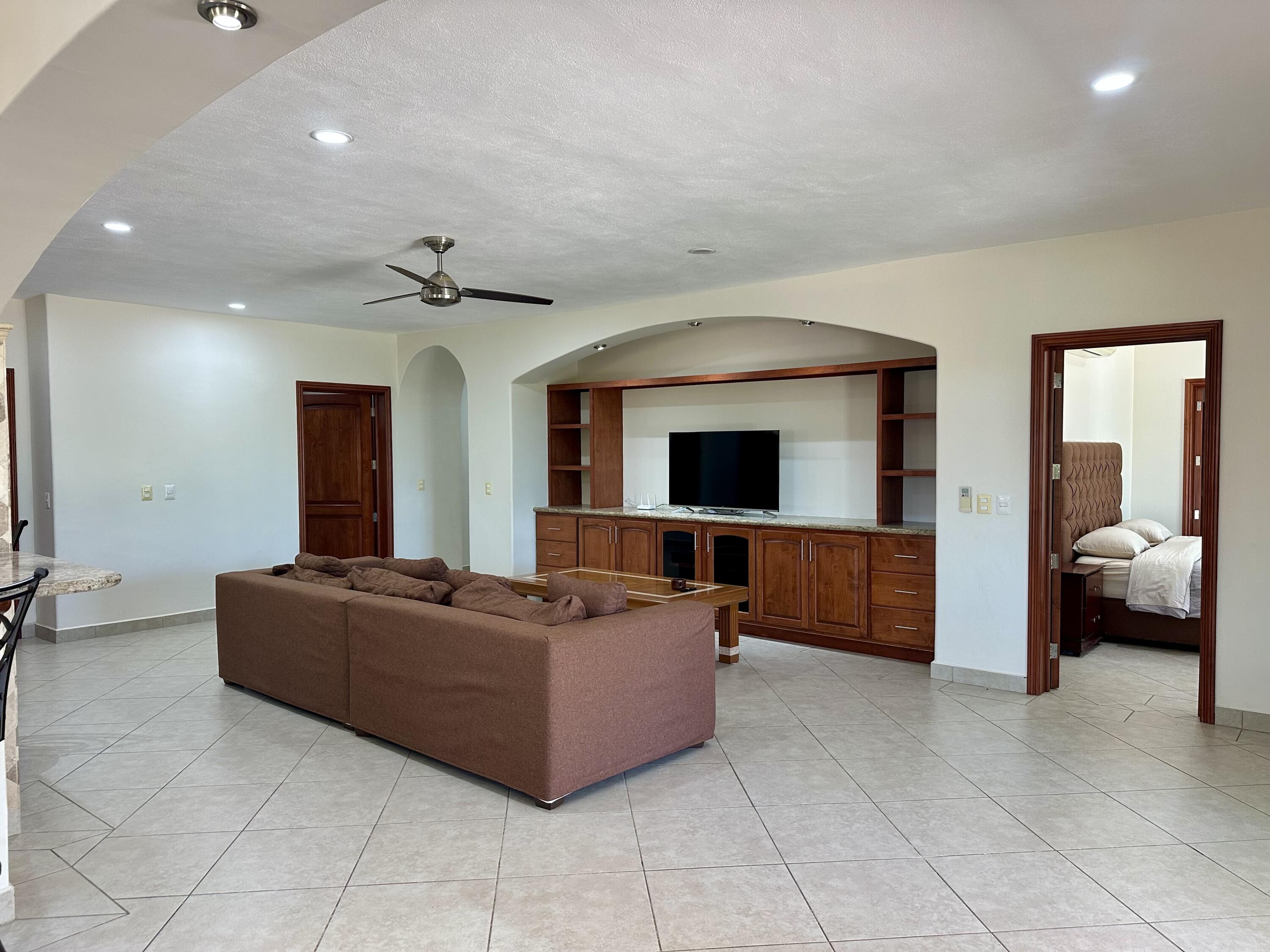 Carretera transpeninsular, Gringo hills compound