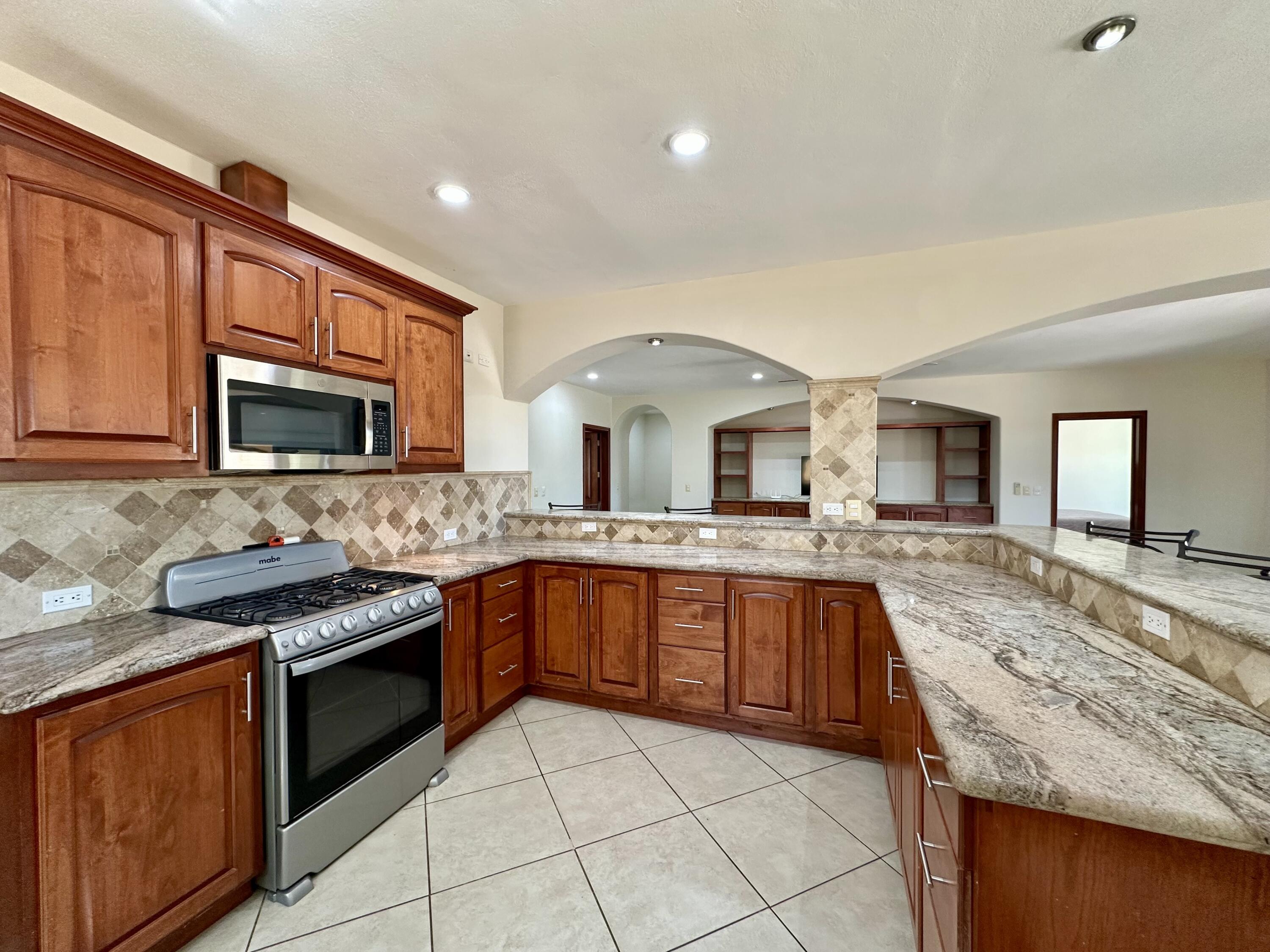 Carretera transpeninsular, Gringo hills compound