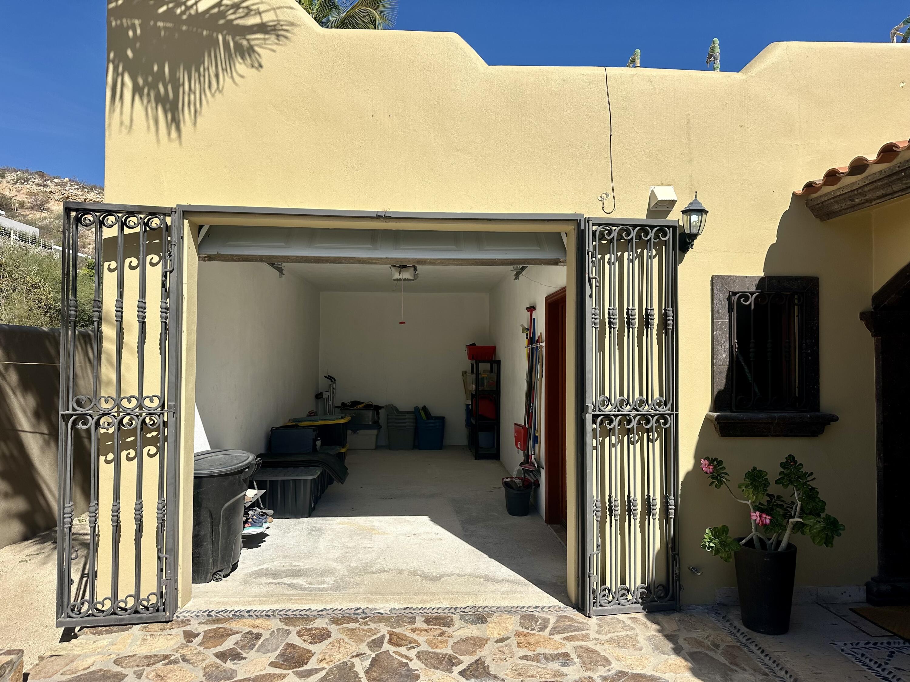 Carretera transpeninsular, Gringo hills compound