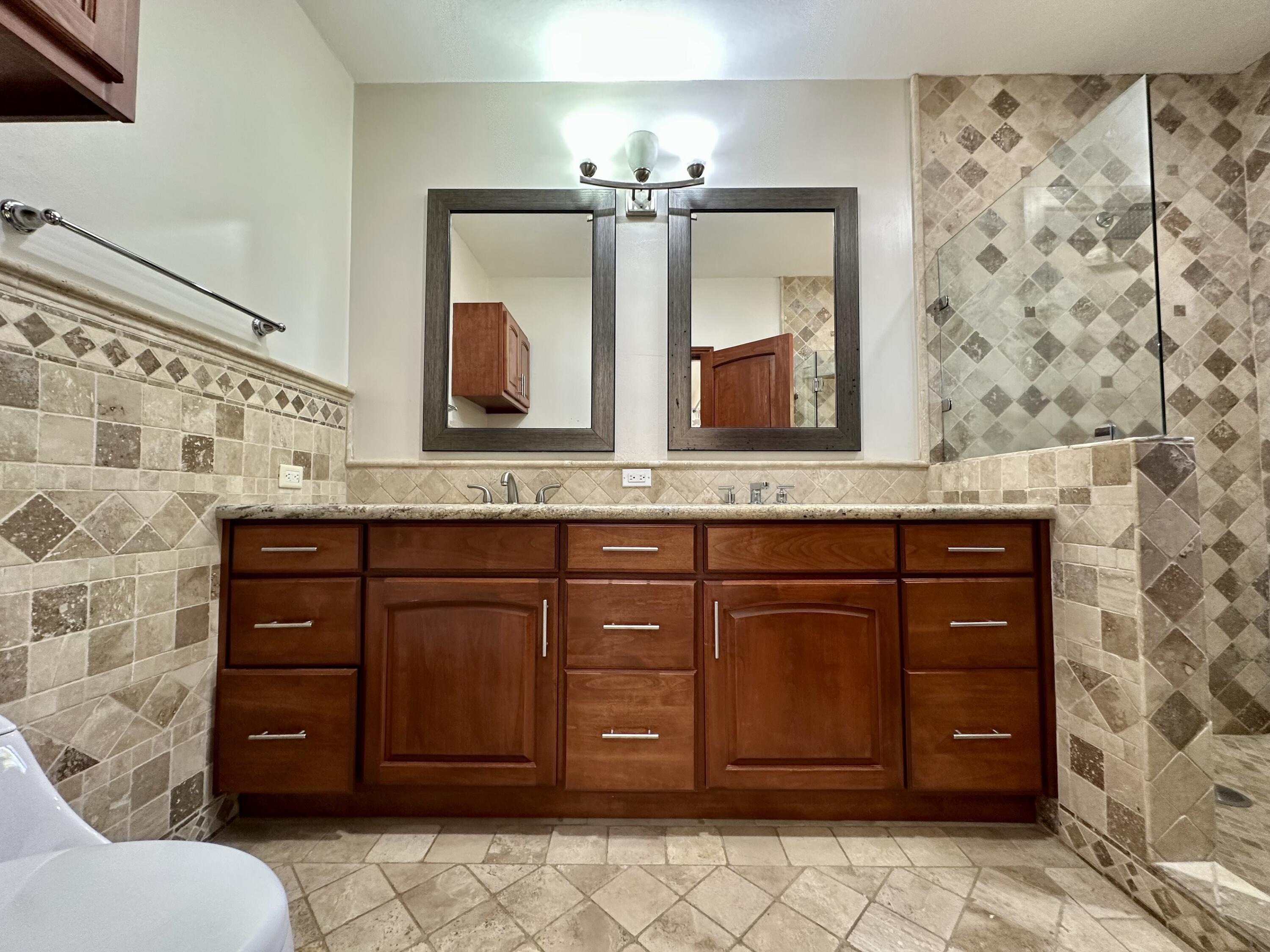 Carretera transpeninsular, Gringo hills compound